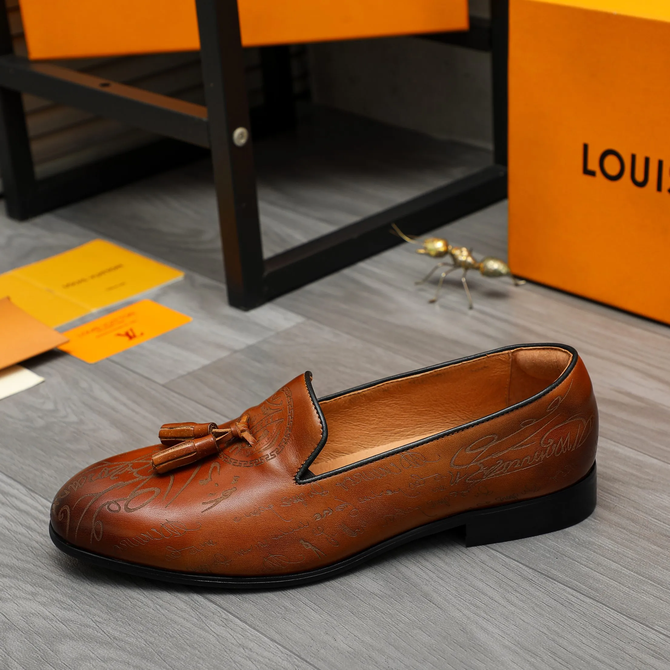 Men's shoes 💰520 Product trademark: LV "Louis Vuitton" business slip-on leather shoes Regular size: 37-46 Product material: Selected color-burned cowhide upper, pigskin lining, rubber outsole